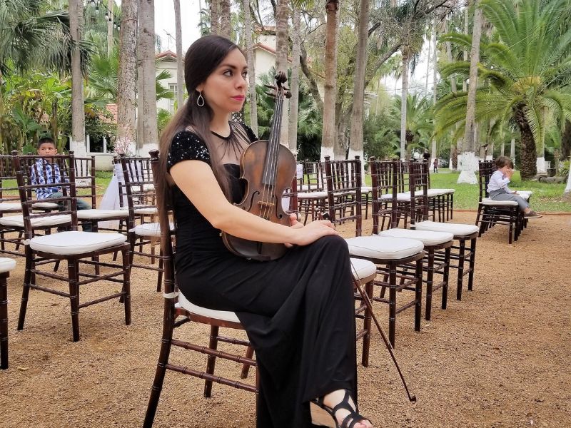 Service Violinist Sarah Pop